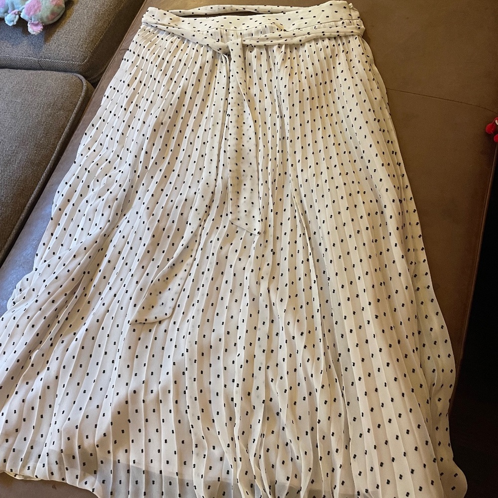 Lovely knife pleated white and black skirt Loft size 8
